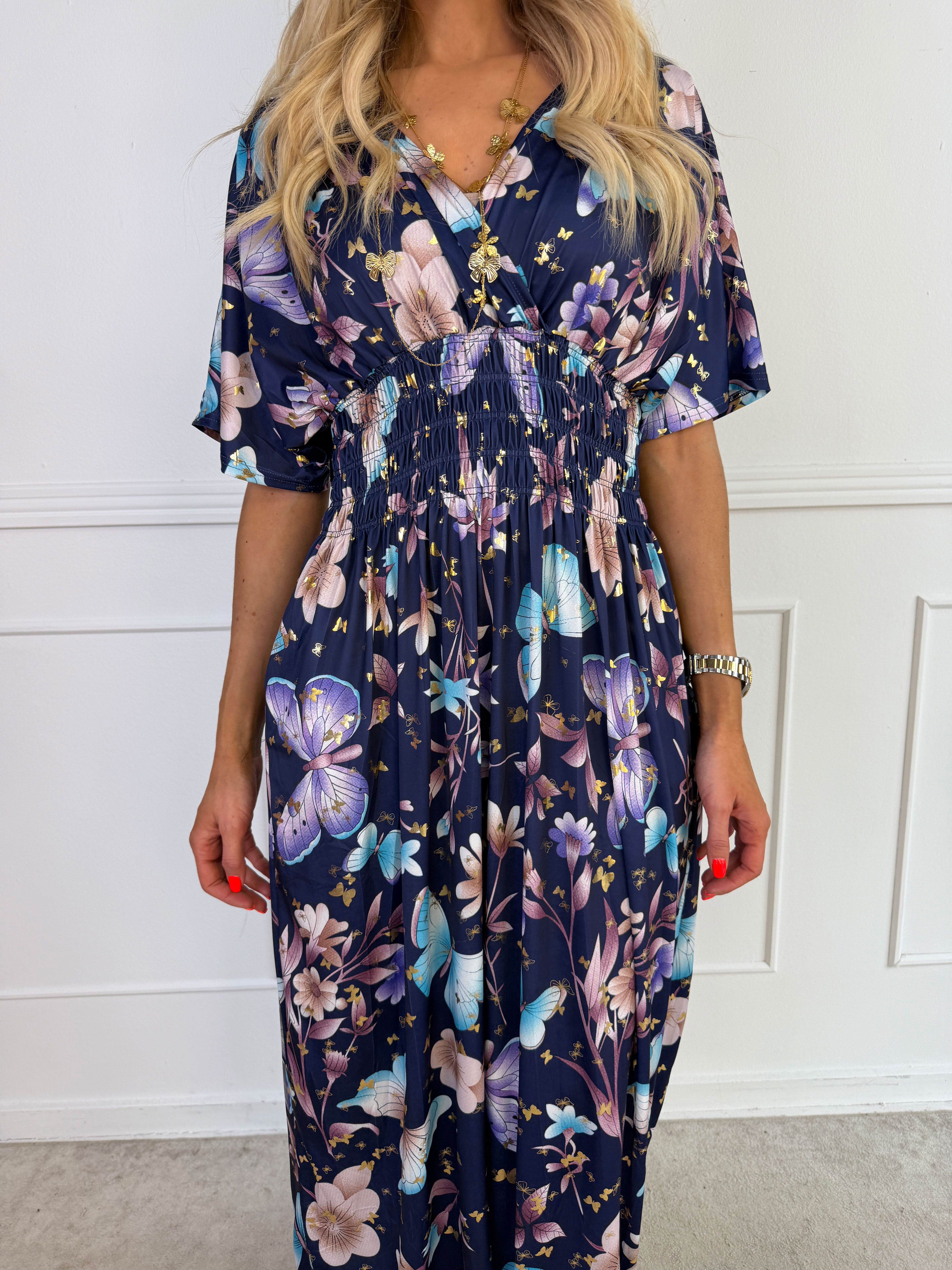 Pams Fairytale - Lång stretchig klänning i fint blom- och fjärilstryck